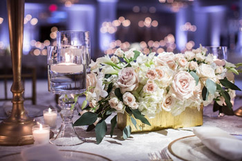 Hochzeitstisch mit Blumenbouquet
