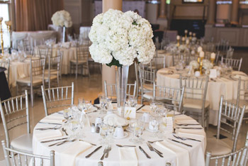 Hochzeitstisch mit Blumenarrangement