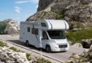 Wohnmobil auf Fahrt durch die Berge