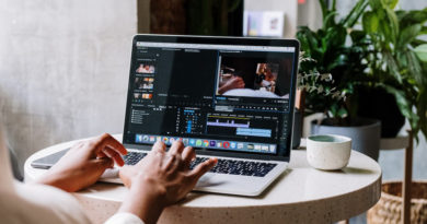 Blick auf ein Computer-Screen mit Video-Software