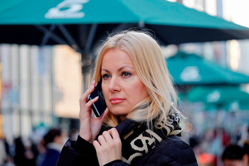 Frau beim Telefonieren mit einem Smartphone
