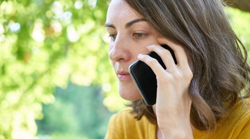 Frau telefoniert am Handy