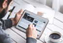 Mann liest am Tablet eine Online-Zeitung