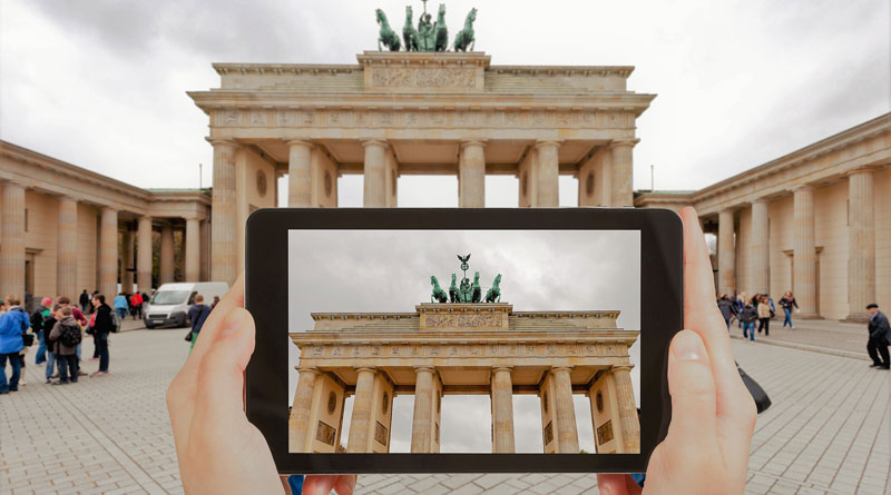 Blick auf ein Fotodisplay, das auf das Brandenburger Tor gerichtet ist