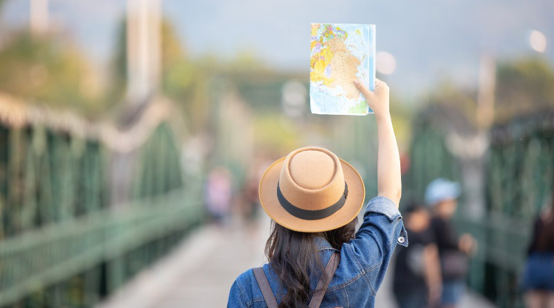 Junge Frau mit Landkarte von hinten