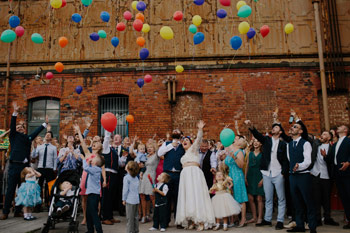Hochzeitsgesellschaft lässt Luftballons in den Himmel steigen