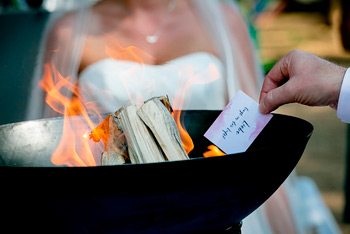 Hochzeitsritual, bei dem Wünsche für das Paar auf Zettel geschrieben und dann verbrannt werden