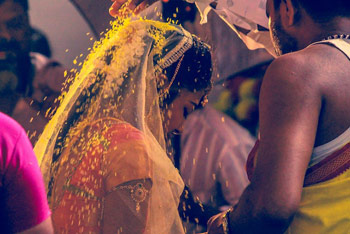 Indisches Hochzeitsritual, bei dem der Braut Reis über den Kopf gestreut wird