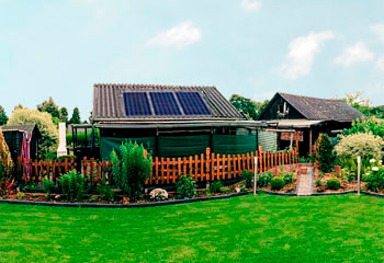 Gartenhaus mit Photovoltaikanlage auf dem Dach