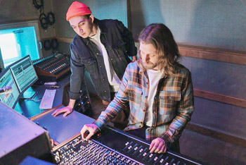Zwei junge Studenten im Musikstudio