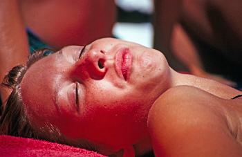 Gesicht einer jungen Frau beim Sonnenbaden