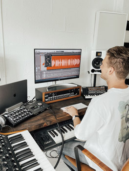 Junger Student arbeitet mit Software zum Mixen und Mastern von Musik