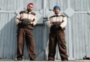 Zwei Arbeiter in identischen Overalls