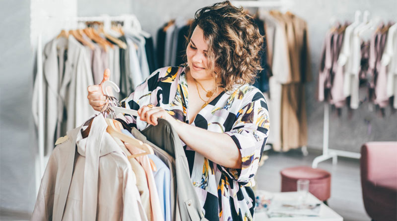 Verkäuferin mit modischer Bluse in einer Boutique