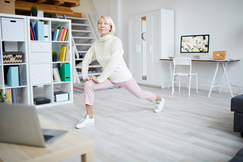 Frau macht zuhause Stretching-Übung