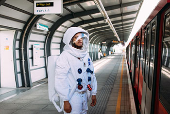 Astronaut an einem Bahnsteig
