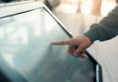 Finger, der auf ein Digital Signage Display zeigt