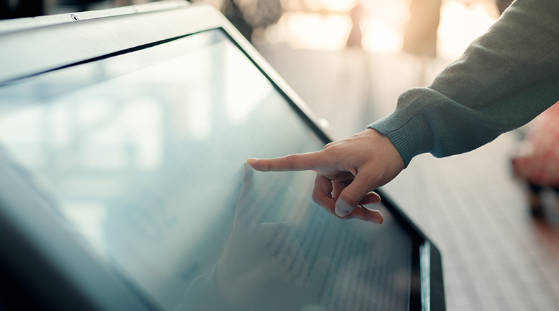 Finger, der auf ein Digital Signage Display zeigt