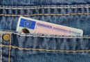 Führerschein schau aus Hosentasche einer Jeans raus