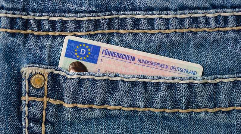 Führerschein schau aus Hosentasche einer Jeans raus