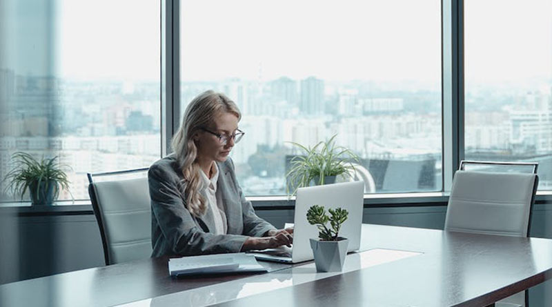 Businesswoman an ihrem Schreibtisch