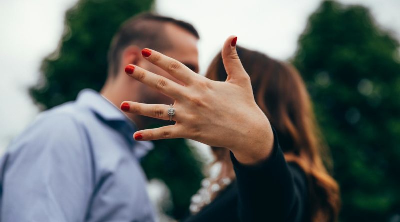 Paar bei der Verlobung. Frau zeigt ihren Ring