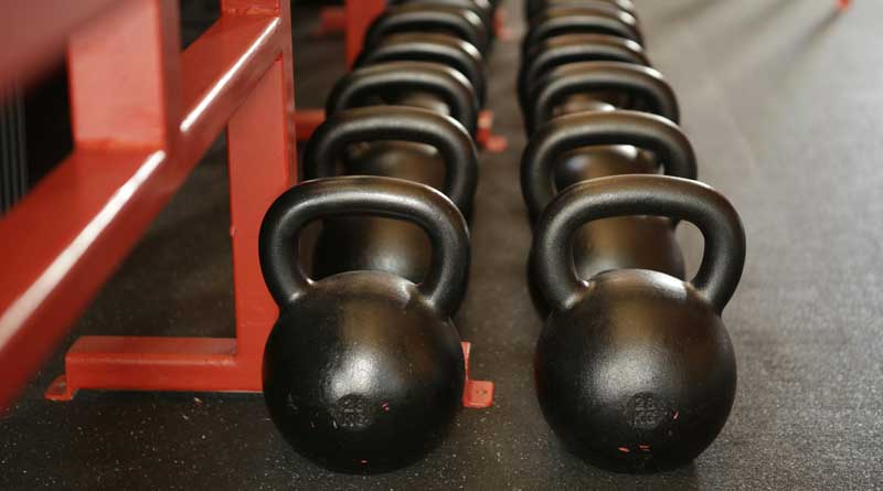 Gewichte in einem Fitnessstudio