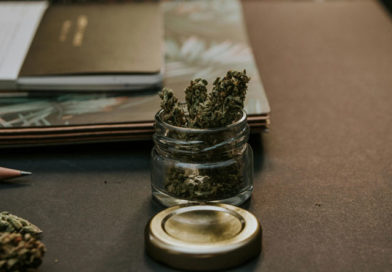 Schreibtisch mit Cannabis