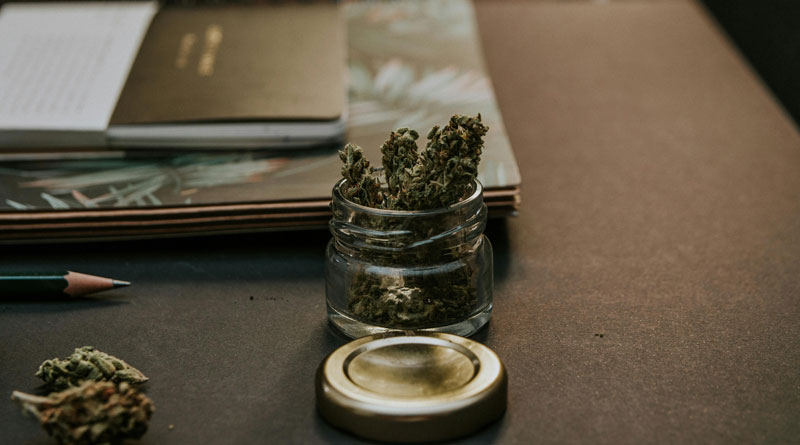 Schreibtisch mit Cannabis