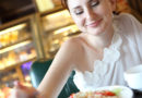 Junge Frau in einem Restaurant