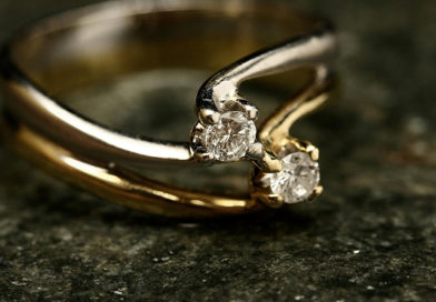Goldring mit zwei Diamanten