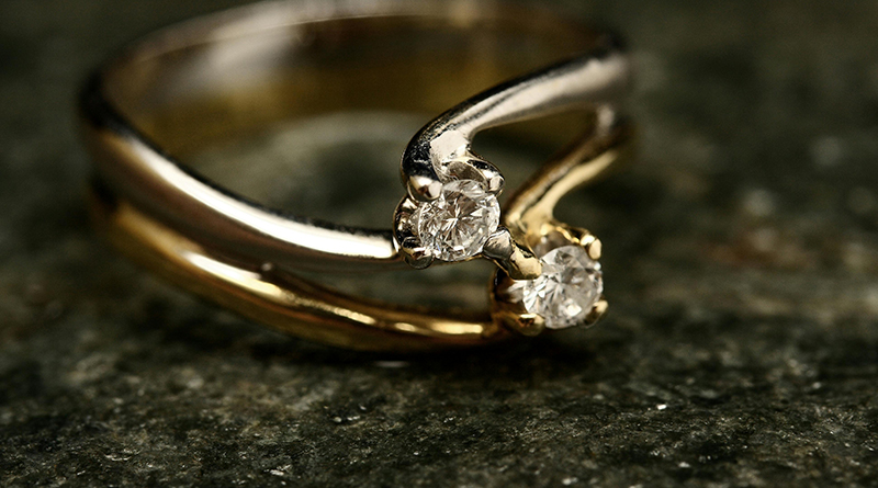 Goldring mit zwei Diamanten