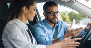 Ein Fahrlehrer mit seiner Schülerin in einem Auto