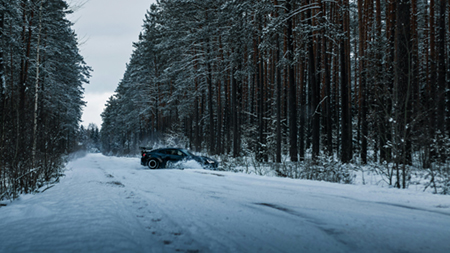Ein Auto auf einer glatten, schneebedeckten Straße, das ins Schleudern gekommen ist.