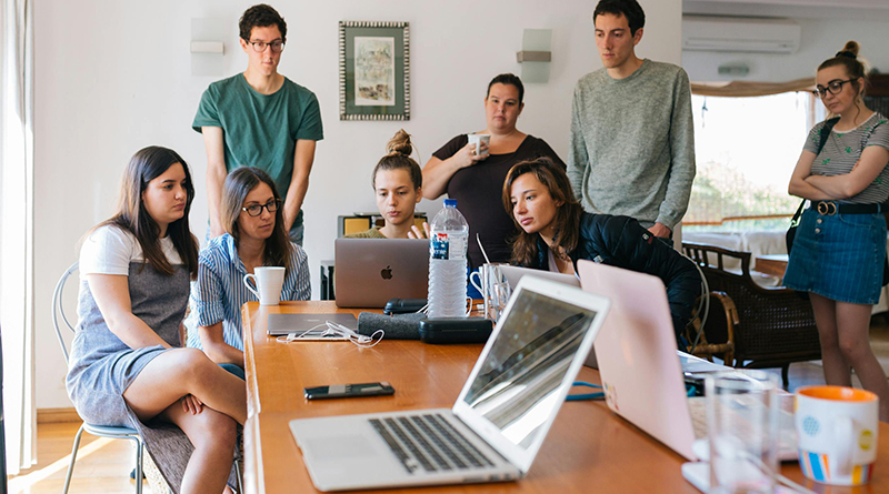 Eine Gruppe Menschen, die auf den Bildschirm eines Laptops schaut