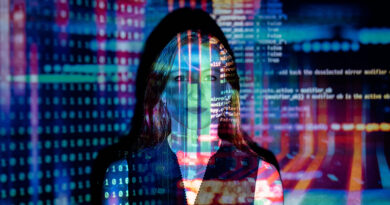 Eine Frau , die mit den Algorithmen einer Maschine verschmilzt