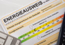 Energieausweis, daneben ein Taschenrechner