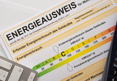 Energieausweis, daneben ein Taschenrechner
