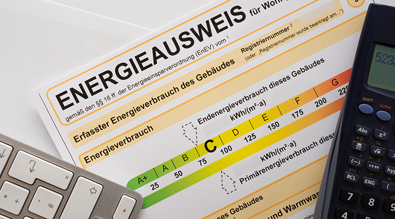 Energieausweis, daneben ein Taschenrechner