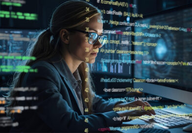 Eine Frau sitzt an einem Schreibtisch, im Hintergrund sind Zahlen- und Buchstabencodes verschwommen zu sehen.