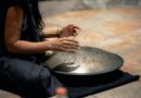 Ausschnitt einer Person, die auf einer Handpan spielt