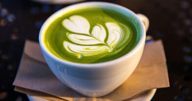 Eine Porzellan- oder Keramiktasse it Matcha-Tee