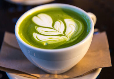 Eine Porzellan- oder Keramiktasse it Matcha-Tee
