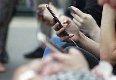 Menschen nutzen Smartphones als Symbol für die weltweit vernetzte Kommunikation