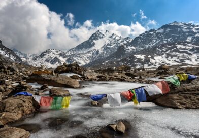 Schneebedeckte Himalaya-Berge mit Gebetsfahnen; Foto: Sergey Pesterev, Unsplash