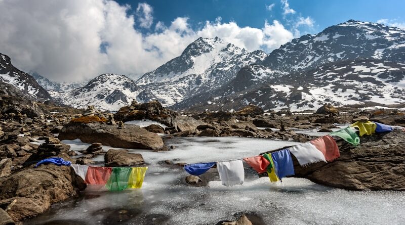 Schneebedeckte Himalaya-Berge mit Gebetsfahnen; Foto: Sergey Pesterev, Unsplash
