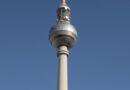 Berliner Fernsehturm vor blauem Himmel