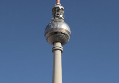 Berliner Fernsehturm vor blauem Himmel