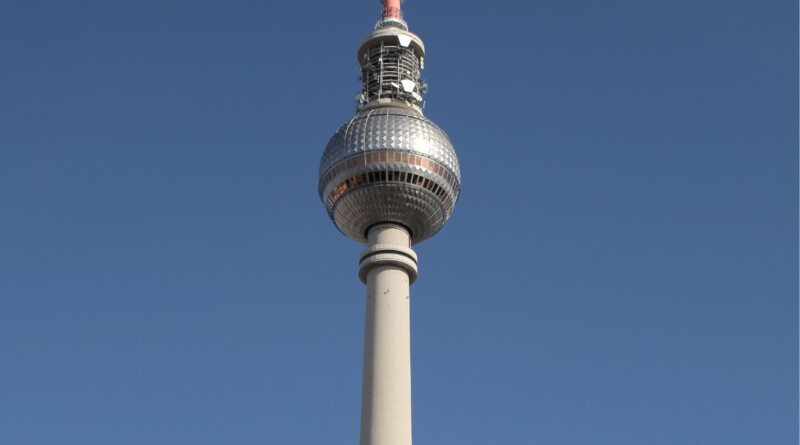 Berliner Fernsehturm vor blauem Himmel