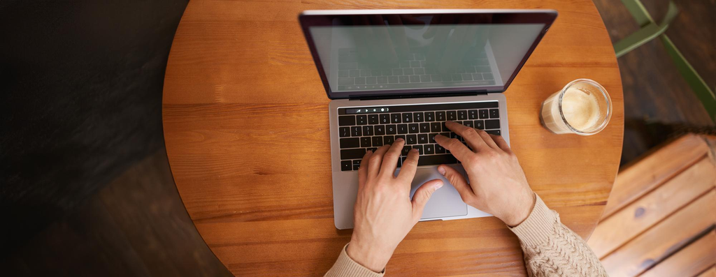 Arbeit am Laptop in einem Café